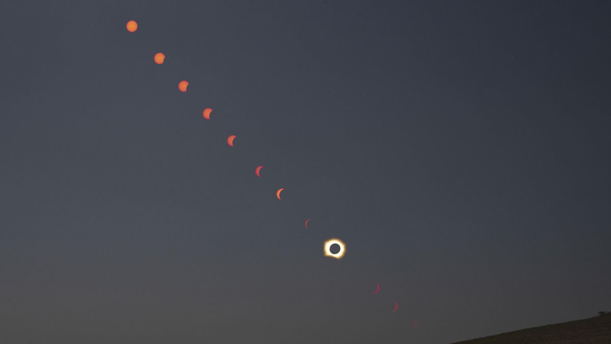 El eclipse sobre un campo de girasoles en San Millán de los Caballeros