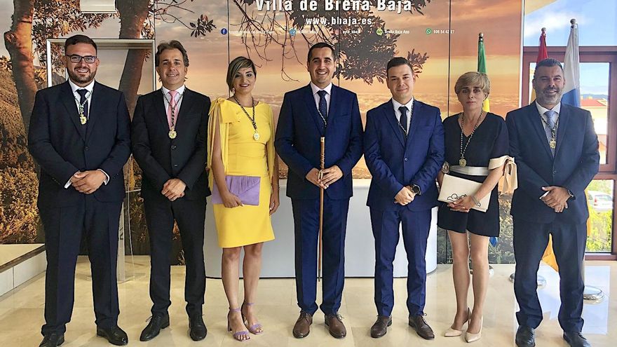 Borja Perez, alcalde de Breña Baja y el grupo de Gobierno en el Ayumtamiento.
