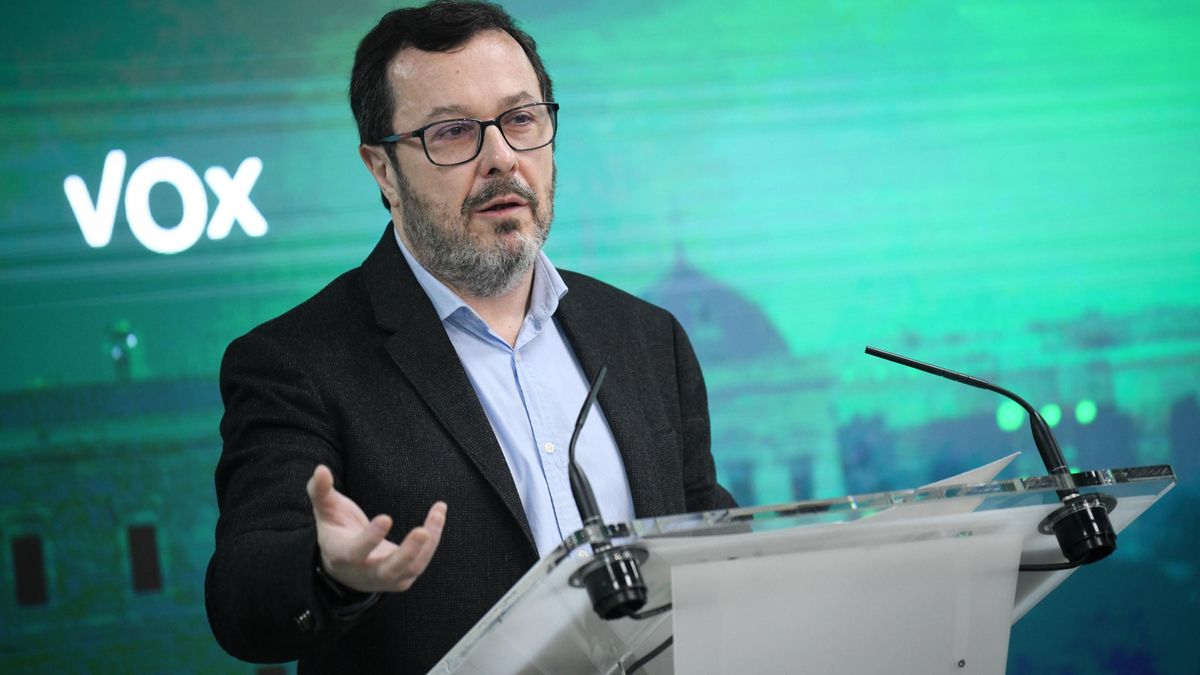 Archivo - El portavoz de VOX, José Antonio Fúster, durante una rueda de prensa.