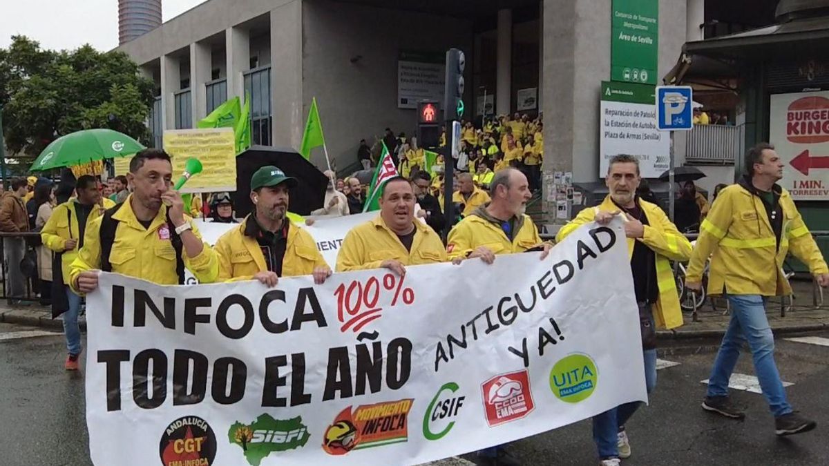 Los bomberos del Infoca claman en el Parlamento andaluz por el complemento de antigüedad prometido hace dos años