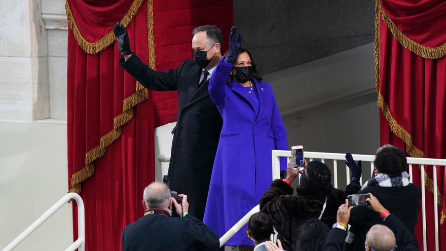La vicepresidenta de EE.UU., Kamala Harris, y su esposo, Douglas Emhoff, este 20 de enero de 2021 en Washington. EFE/EPA/Erin Schaff
