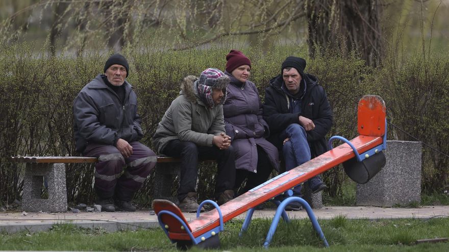 Ciudadanos descansan en el banco de un parque en Borodianka (Ucrania), el pasado 13 de abril. Desde que empezó la guerra, miles de voluntarios ucranianos trabajan sin cesar para aliviar el sufrimiento de la población que se vio atrapada en las áreas ocupadas.