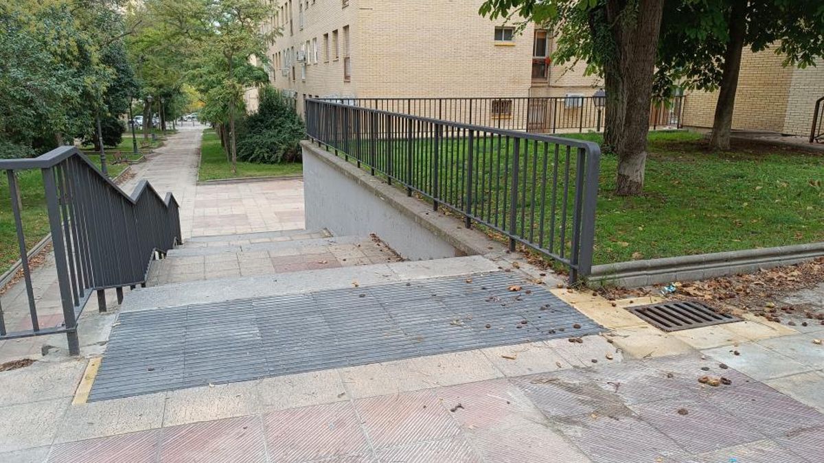 El Ayuntamiento pasa de la polémica al acuerdo y coordina la reforma de espacios interbloque de Orcasitas con vecinos