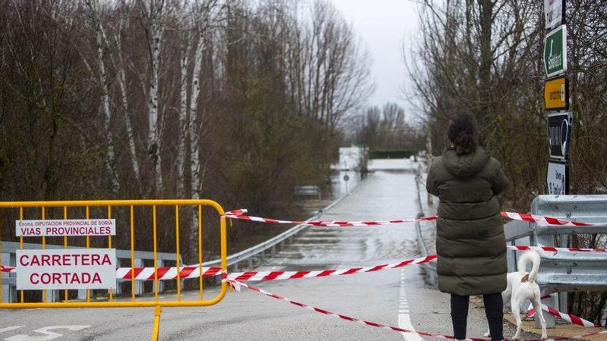 Confinan la localidad soriana de San Esteban de Gormaz e inician el desalojo de viviendas por la crecida del Duero