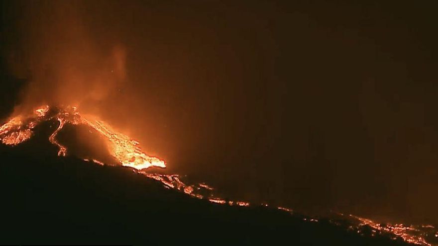 El derrumbe parcial de la cara norte del volcán de La Palma origina coladas en varias direcciones y  una está "generando una tremenda destrucción"