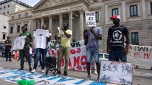 Una ventintena de manteros se manifiestan frente al Congreso