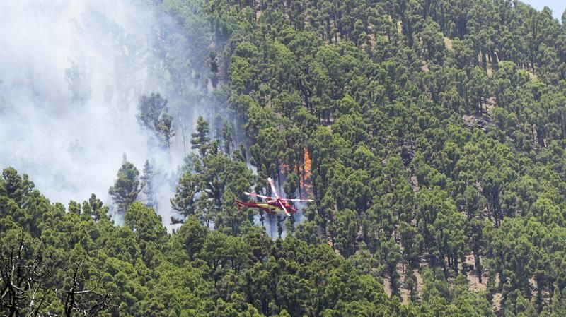 Intervención de los helicópteros en el frente de Villa de Mazo en el incendio de La Palma
