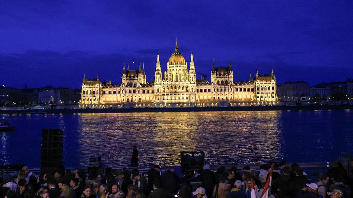 Seguidores de Péter Magiar se reúnen para escuchar al próximo primer ministro del país tras su victoria electoral.