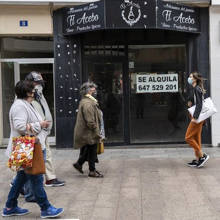 La calle Burgos, otro clásico para las compras de Santander, también presenta bastantes cierres.