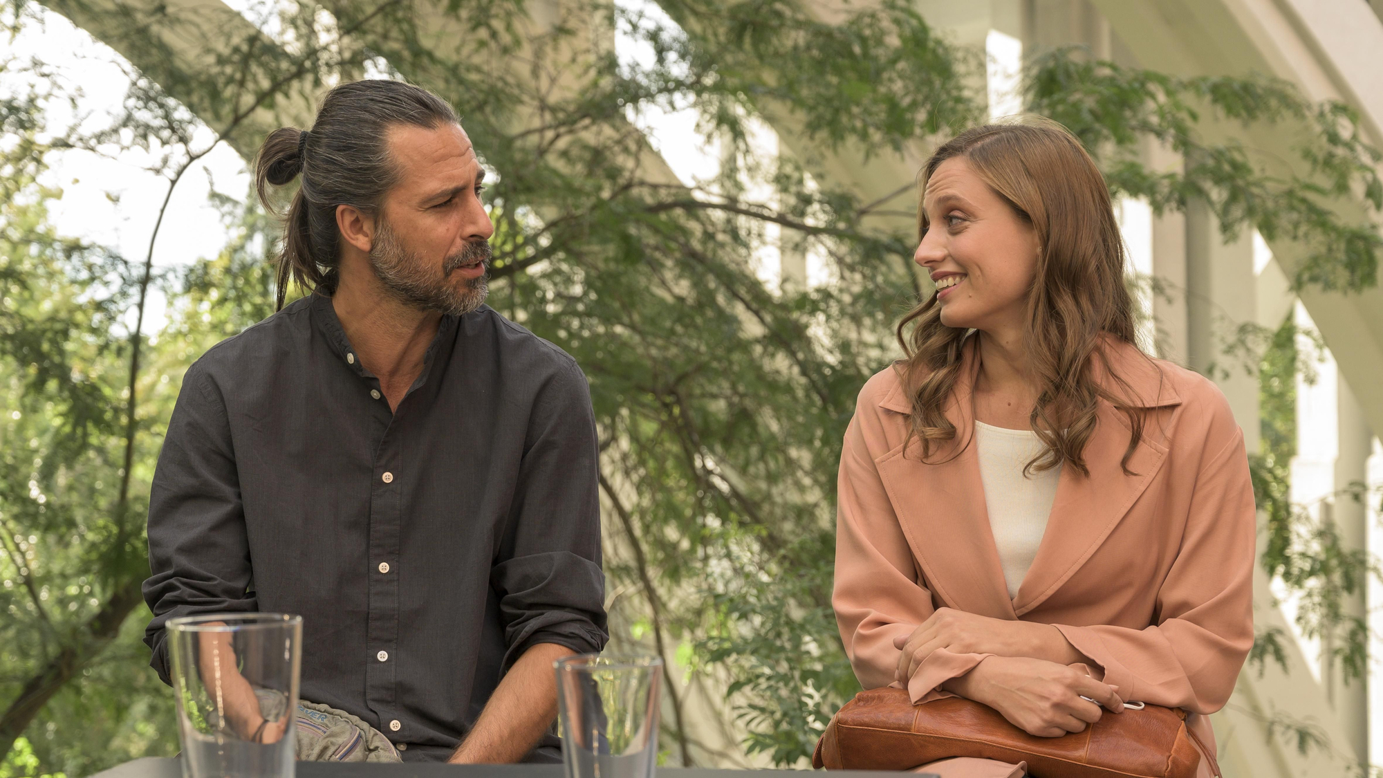 Michelle Jenner y Hugo Silva en 'Los hombres de Paco'