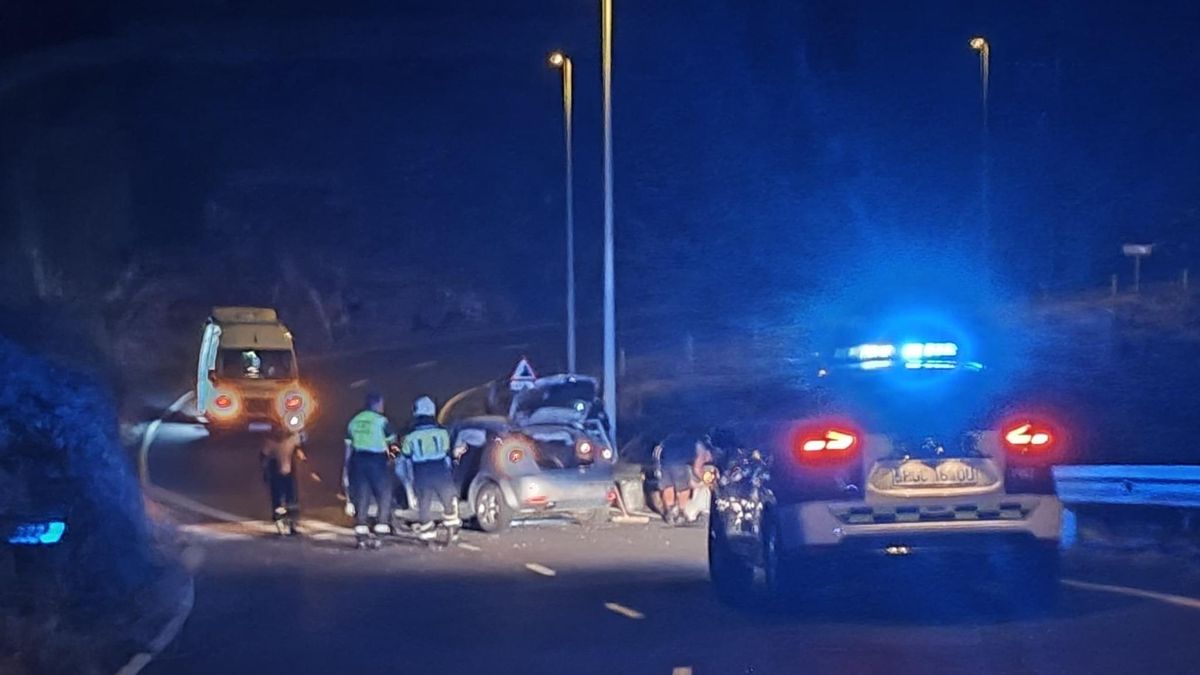 En la imagen, el vehículo accidentado en la madrugada de este sábado en la carretera de Charco Verde.
