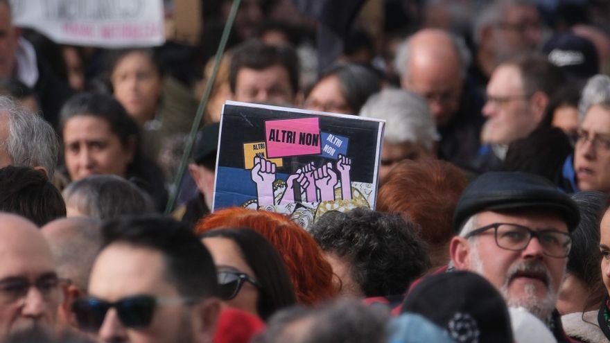 Manifestación contra el proyecto de Altri convocada por Ulloa Viva, Mina Touro-O Pino Non y PDRA, a 14 de diciembre de 2025, en Santiago de Compostela.
