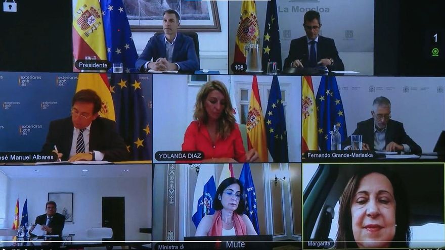 El presidente del Gobierno, Pedro Sánchez, y el resto de ministros convocados, durante la reunión de trabajo sobre la situación en Afganistán.