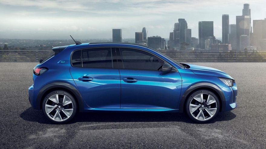 El Peugeot e-208 es un utilitario de baterías que destaca por su agilidad en el tráfico urbano.