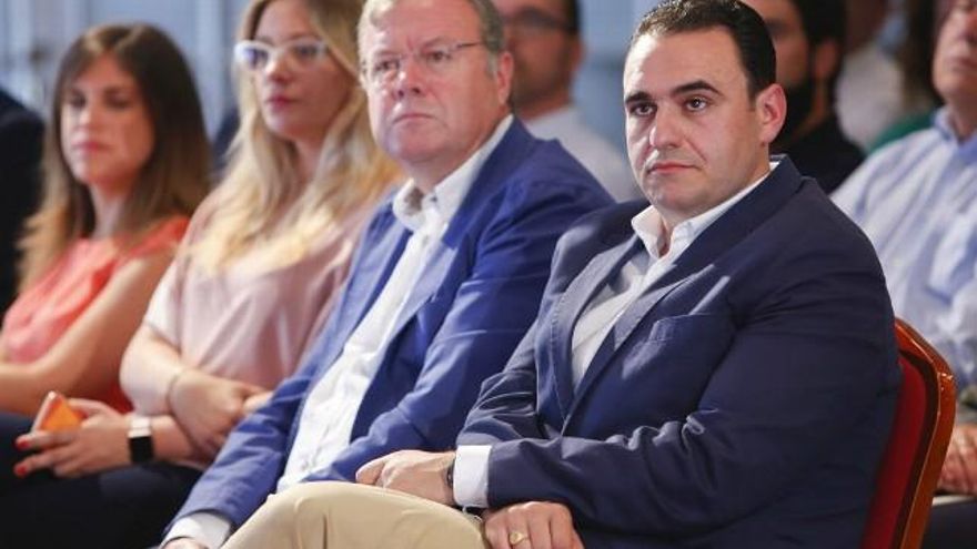 Carlos S. Campillo / ICAL. En primer término José Miguel González, a su lado el exalcalde de León, Antonio Silván, y detrás Ester Muñoz.