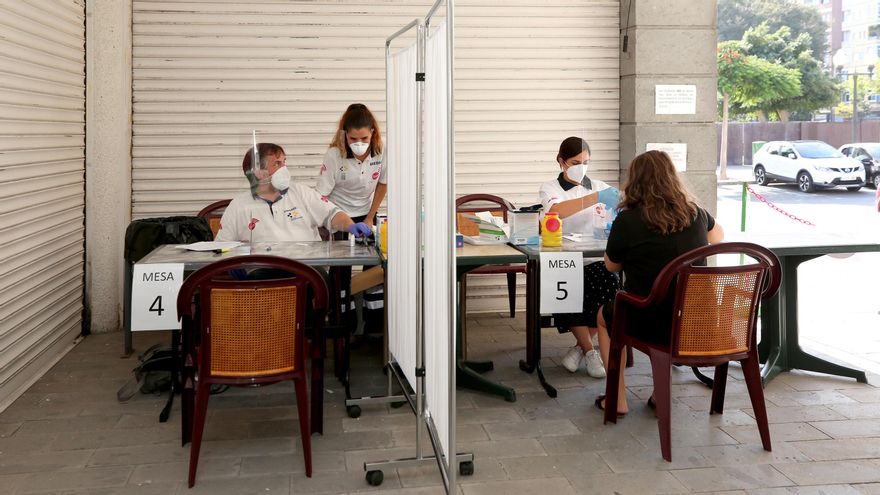 Canarias cierra el fin de semana con dos fallecidos más con coronavirus y 144 nuevos casos