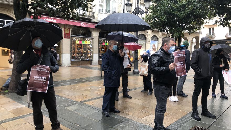 Una docena de hosteleros se concentra para mostrar apoyo a la familia afectada.