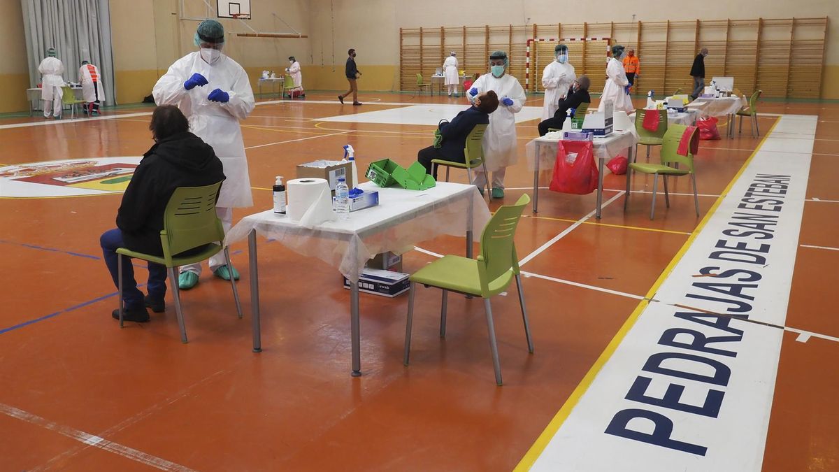 Toma de muestras para el cribado epidemiológico en Pedrajas de San Esteban (Valladolid).