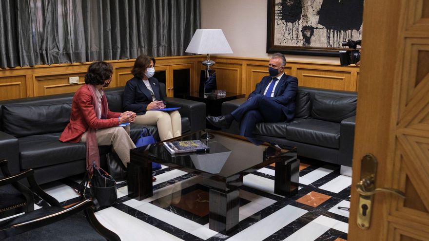 El presidente del Gobierno de Canarias, Ángel Víctor Torres, recibió este lunes a la jefa de misión para España de la OIM, María Jesús Guerra (c), y a la representante en el país del ACNUR, Sophie Muller (i).