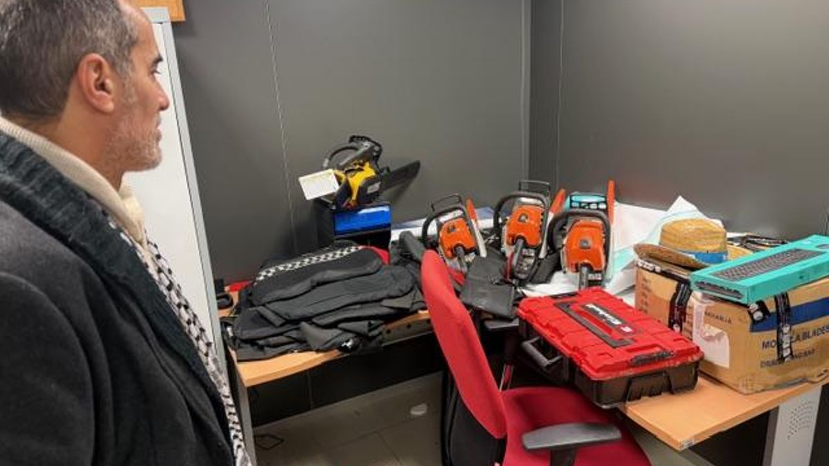 El portavoz de Hacemos Córdoba, visitando las instalaciones de Protección Civil.