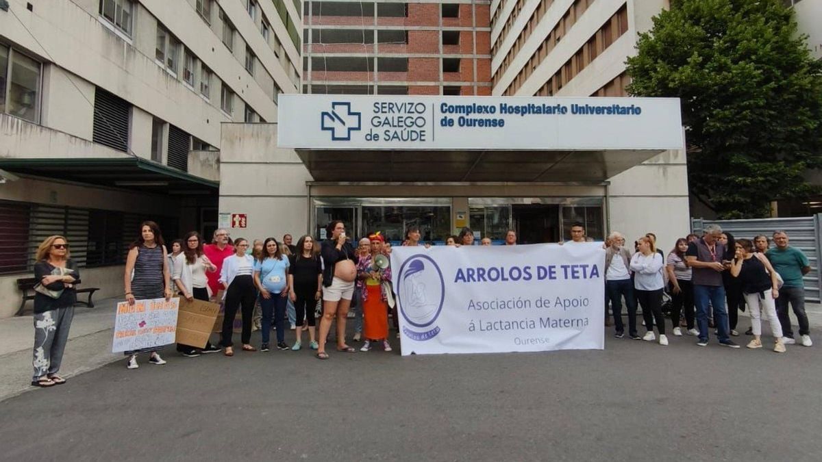 Concentración ante el Hospital de Ourense convocada por la asociación Arrolos de Teta contra el traslado "deprisa y corriendo" del paritorio.