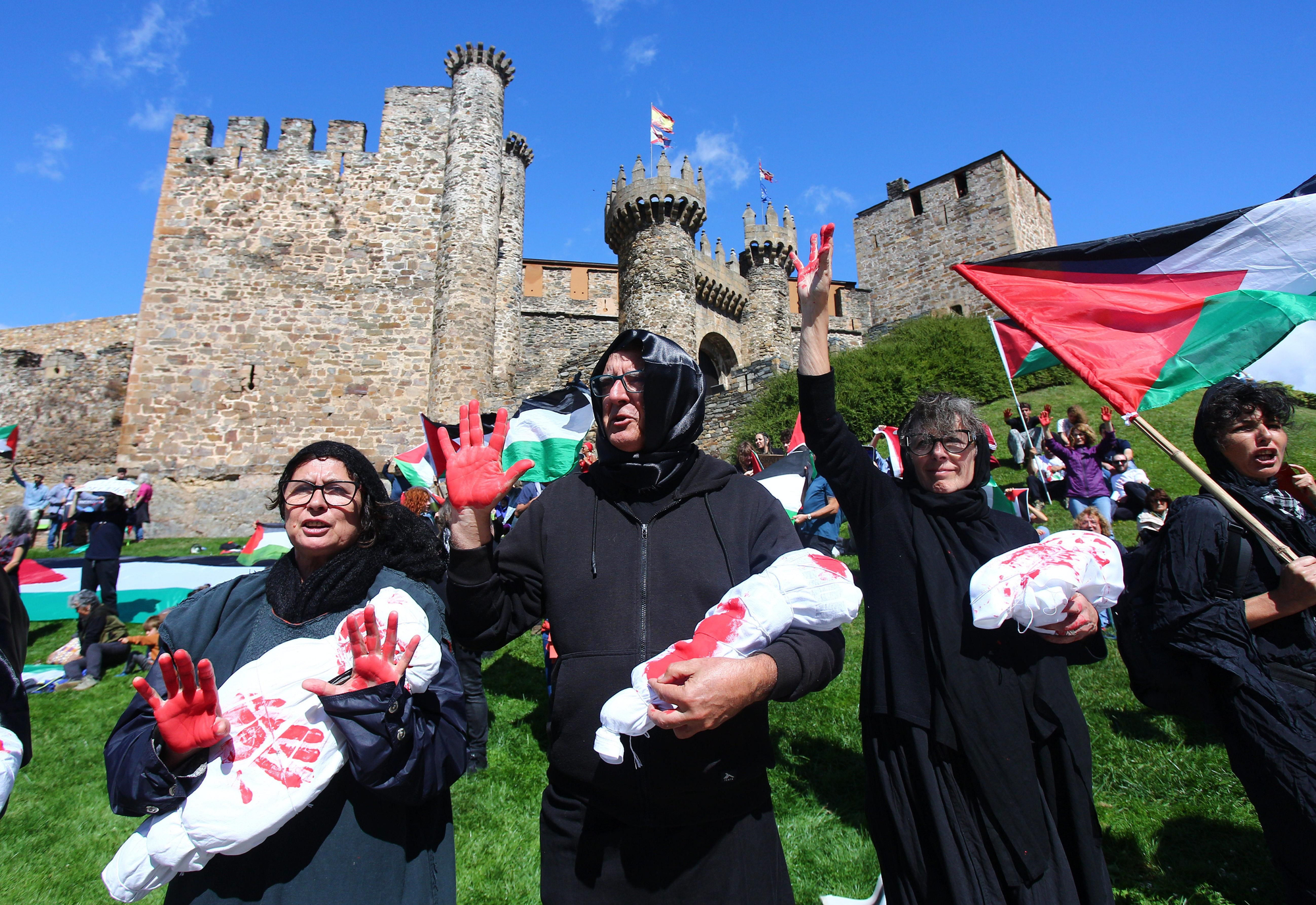 Las imágenes de la protesta contra el genocidio en Gaza ante la Vuelta a su paso por El Bierzo