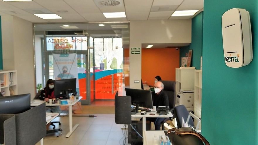 El sensor (a la derecha) mide y registra datos de calidad del aire en interiores.