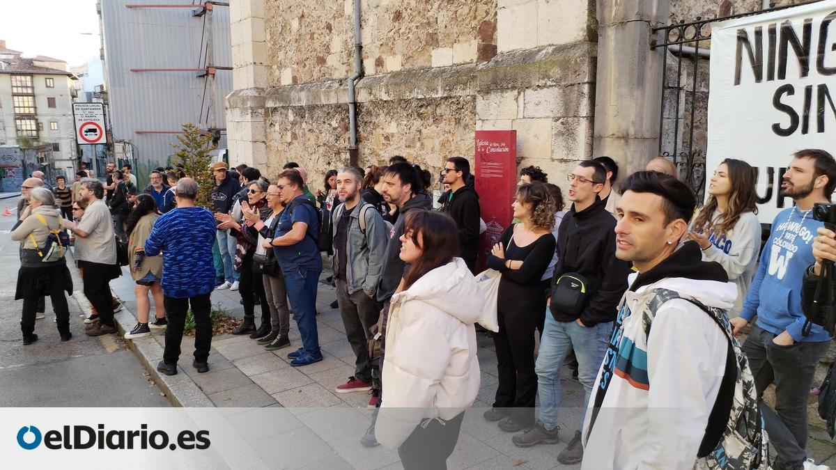 Un centenar de personas protesta en Santander por el juicio contra dos ...