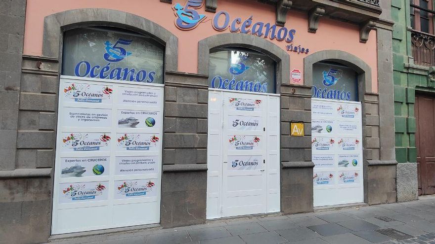 Un tienda de congelados ubicada en la plaza San Francisco ha colocado paneles de metal en los accesos y cristales de la fachada durante los Carnavales