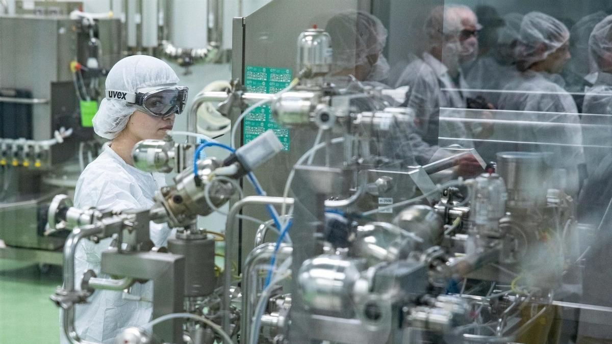 Una técnica de laboratorio en la sede de Hipra, en Girona.