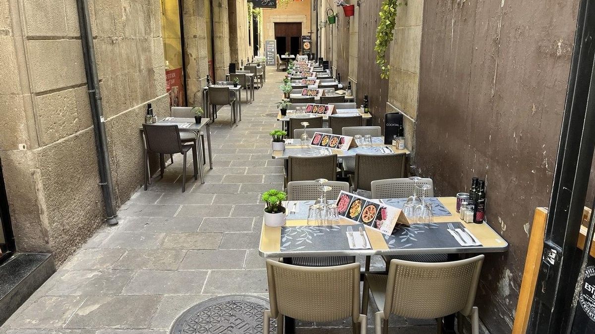 La terraza sin licencia del restaurante Avinyó, 10. En la calle Trinitat