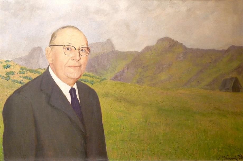 Retrato del alcalde de Mieres José Sela y Sela que compró a León hace un siglo el puerto de Pinos, al fondo.