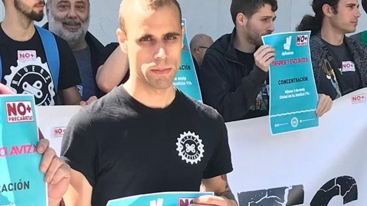 Víctor Sánchez, el "rider" que llevó por primera vez a Deliveroo a juicio en España.