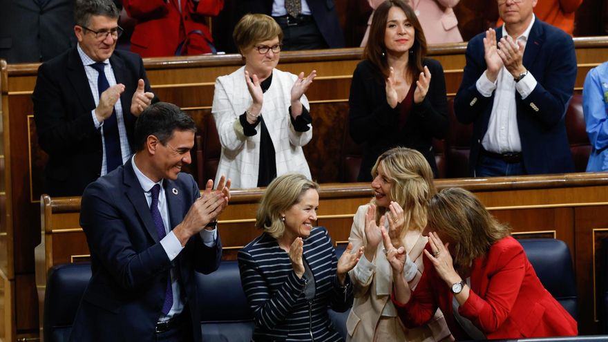 El presidente del Gobierno, Pedro Sánchez (i), aplaude junto a sus vicepresidentas Nadia Calviño (2i), Yolanda Díaz (2d) y Teresa Ribera (d) tras ser rechazada la moción de censura que impulsa Vox, con Ramón Tamames de candidato.
