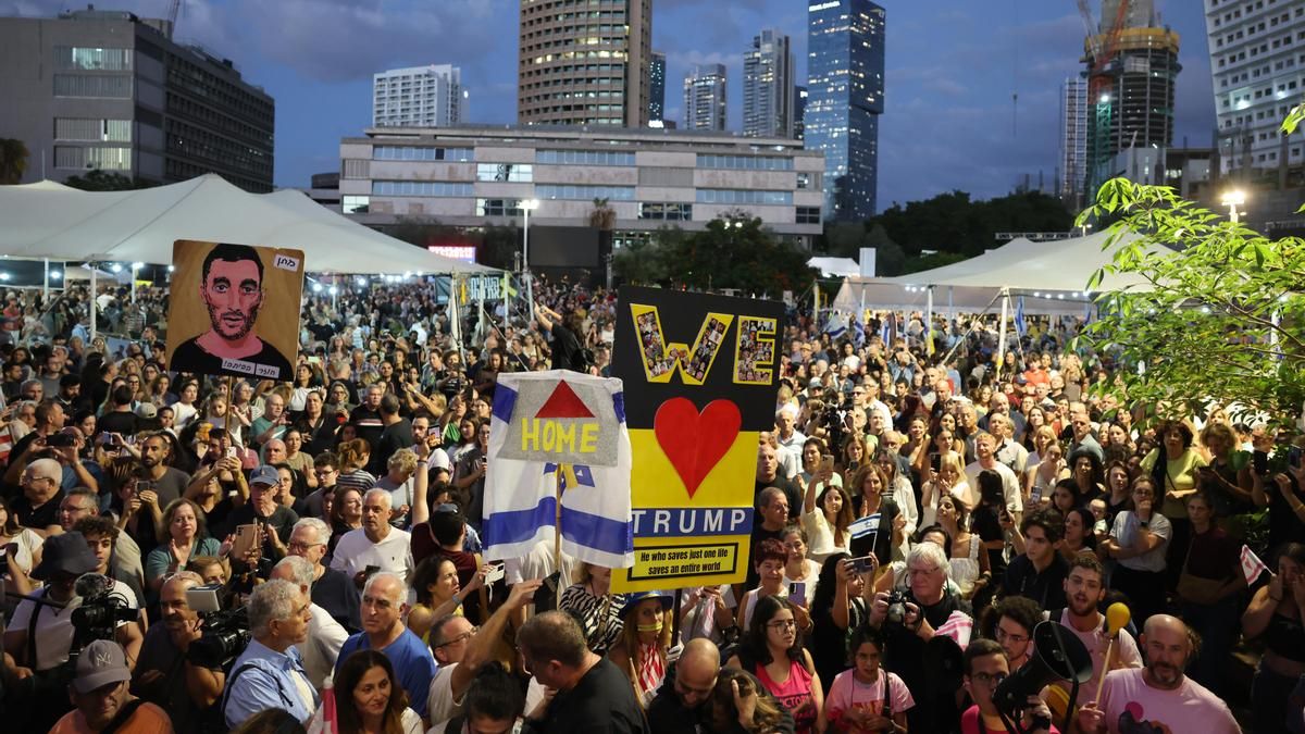 Celebraciones en la plaza de los Rehenes de Tel Aviv el 9 de octubre de 2025, tras el anuncio del acuerdo por parte de Trump.