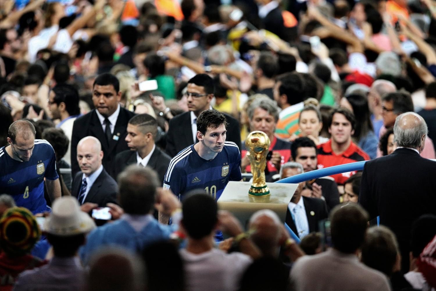 Messi mira la Copa del Mundo tras el final que Argentina perdió ante Alemania. Bao Tailiang/Premio World Press Photo