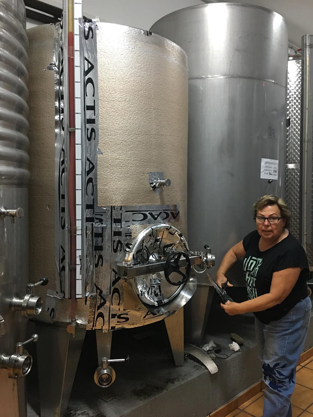 Carmen Gloria Ferrera en la bodega situada en Arafo.