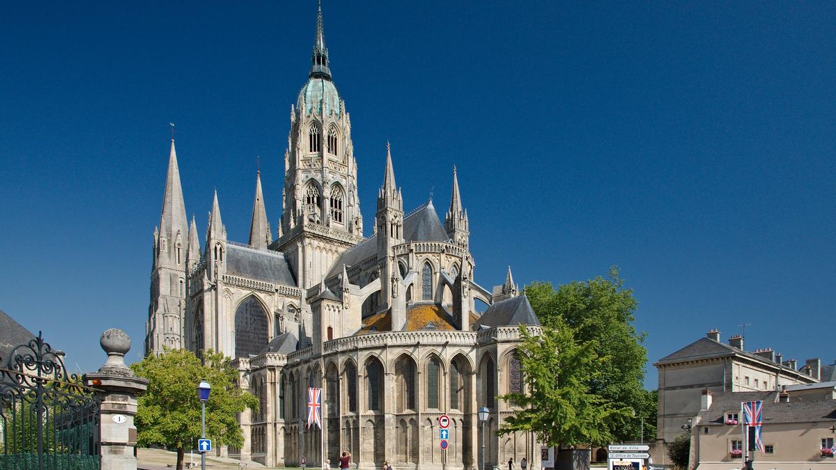 Esta es la diferencia entre el estilo gótico isabelino o floreado y el estilo gótico que todos conocemos