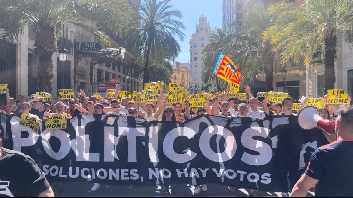 Pancarta de los valencianistas contra los políticos.