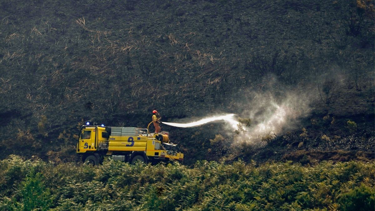 Un bombero durante las labores de extinción del incendio en el Alto del Acebo.