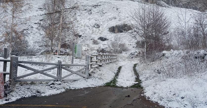 Primera estampa blanca del otoño desde el pueblo de Maraña