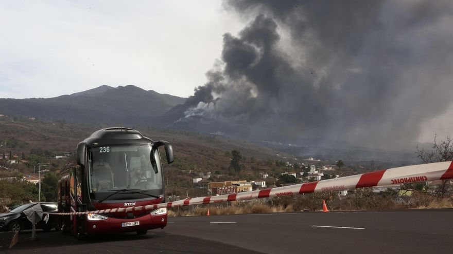 Guaguas con turistas que quieren ver el volcán de La Palma (ALEJANDRO RAMOS)