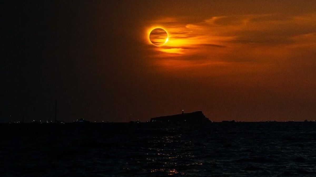El eclipse, sobre la isla del Toro (Mallorca), desde el Galaxie