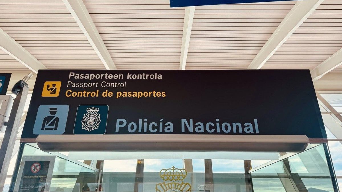 Control de pasaportes de la Policía Nacional en el aeropuerto de Loiu