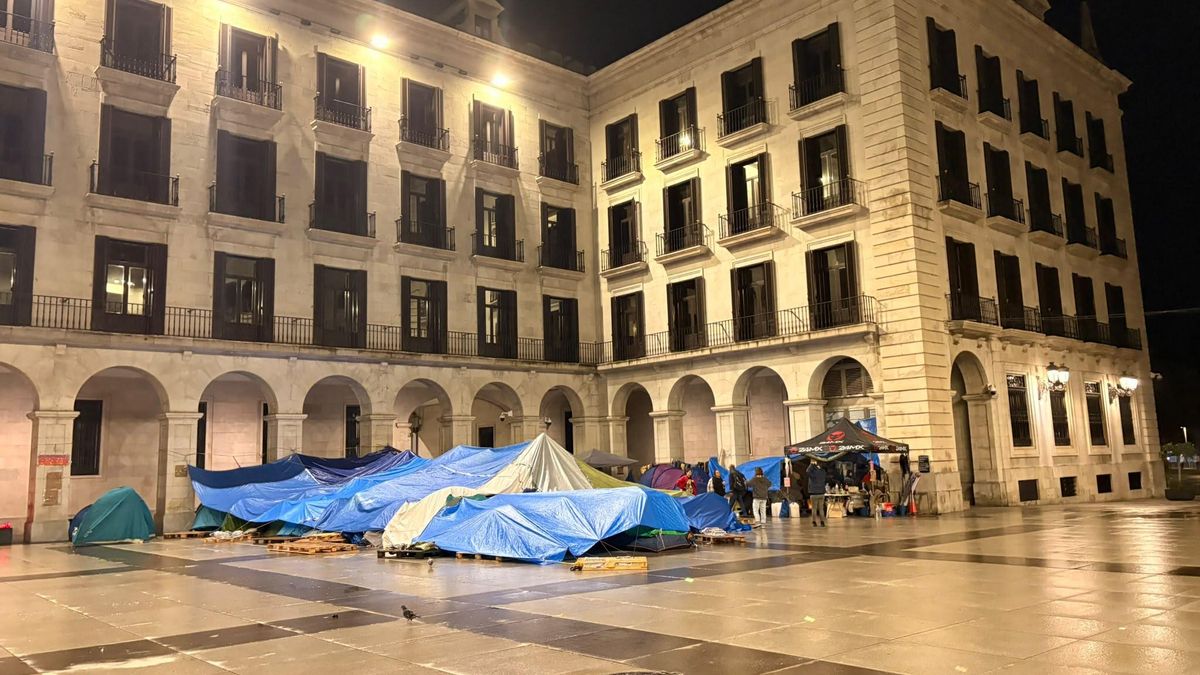 Acampada de la Plaza Porticada: "Recordamos al Ayuntamiento que este Halloween, la casa del terror es no tener casa"