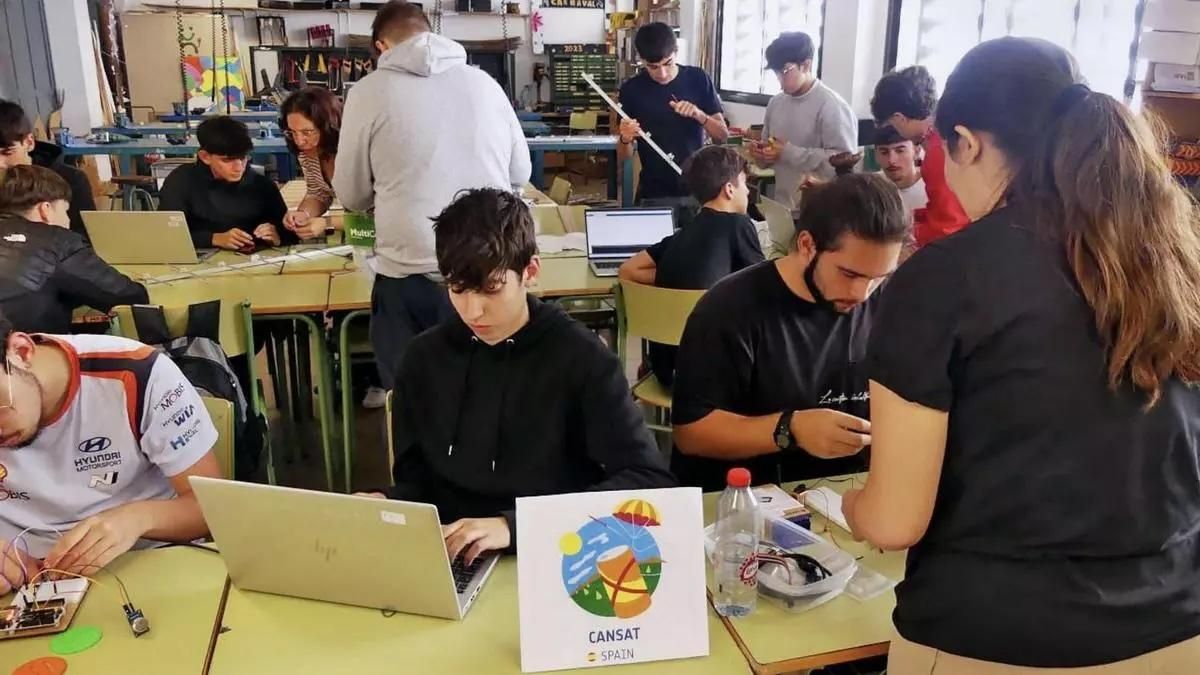 Estudiantes del 1º de Bachillerato del IES Alonso Pérez Díaz que han participado en la final regional del proyecto europeo‘ Desafio CanSat 2025’