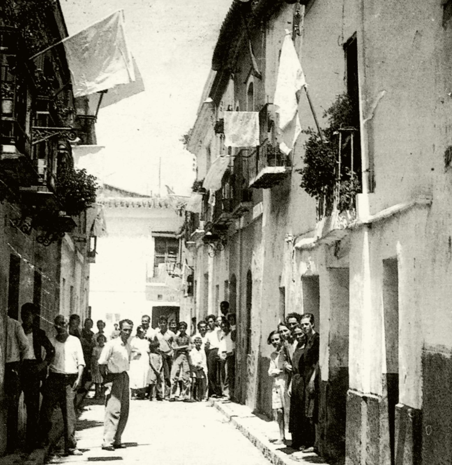 Banderas blancas en las calles de Triana.