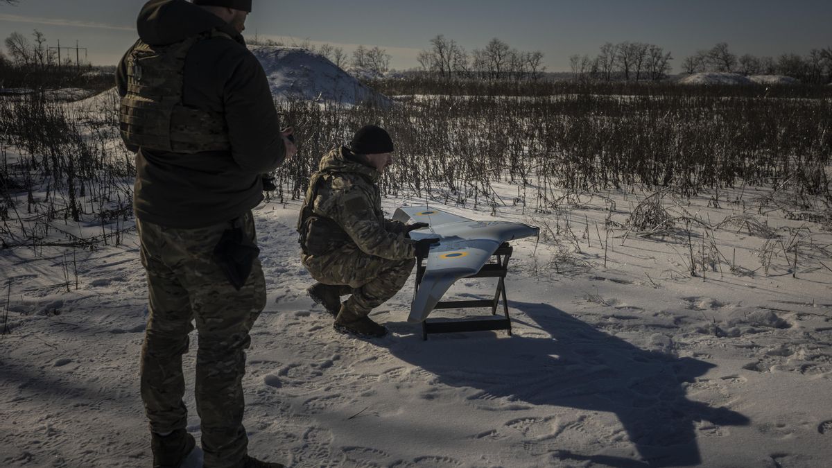 Soldados de la unidad 'Taifun' especializada en drones, lanzan una aeronave de reconocimiento para vigilar posiciones rusas a 15 kilómetros del frente, al norte de Járkov, Ucrania. Jairo Vargas.