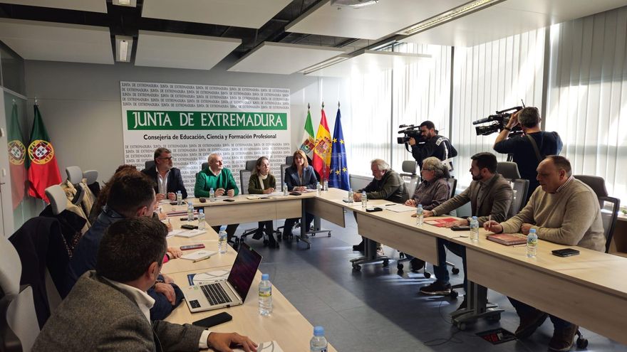 Educación se compromete a subir el salario a los docentes extremeños con o sin presupuestos