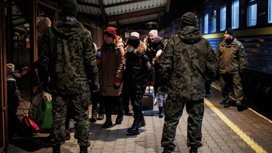 Voluntarios ayudan a refugiados ucranianos con niños a su llegada a la estación de tren de Przemysl, a 26 de febrero de 2022, en Przemysl (Polonia).